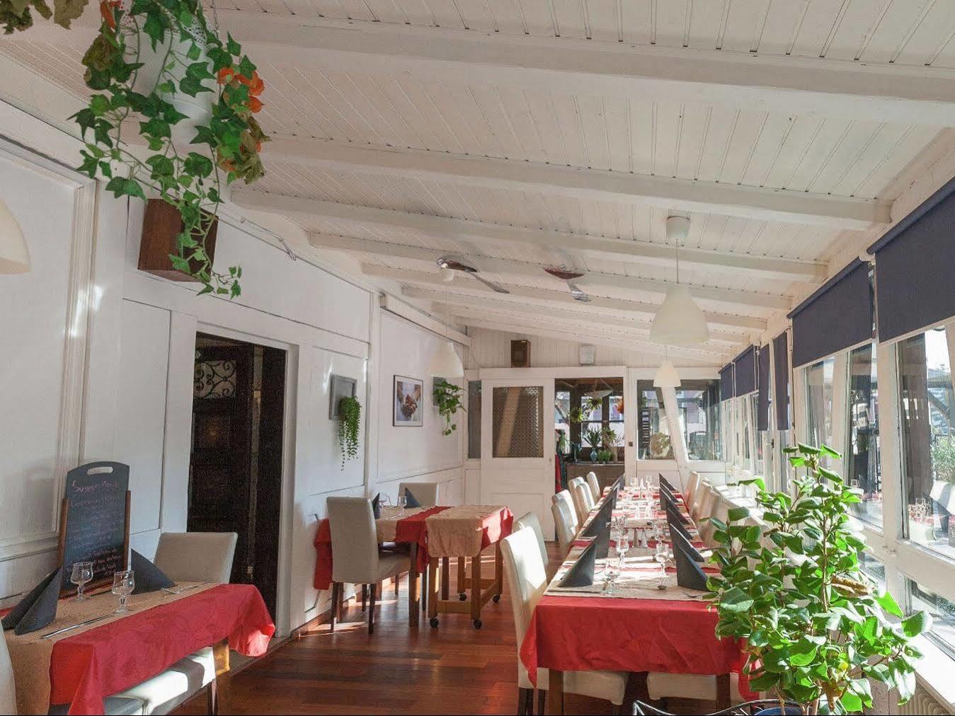 Hotel Restaurant Au Cygne Eschau Bagian luar foto